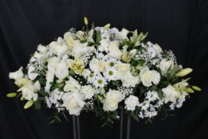Centro de condolencias floraciones color blanco, rosas blancas