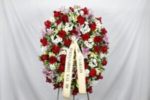 Corona de condolencias, posición vertical, tonos blancos y rosas, con rosas rojas Nº5