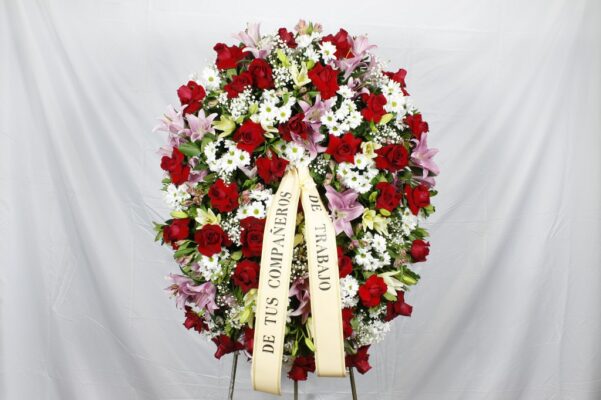 Corona de condolencias, posición vertical, tonos blancos y rosas, con rosas rojas Nº5