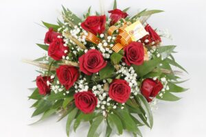 SANT JORDI CISTELLA MIMBRE AMB 12 ROSAS, EUCALIPTO, PANICULATA I ESPIGUES