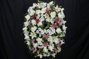 Corona de condolencias, posición vertical tonos pastel, con rosas blancas y rosas, Nº2