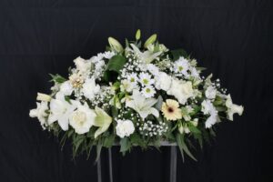 Centro de condolencias tonos blancos