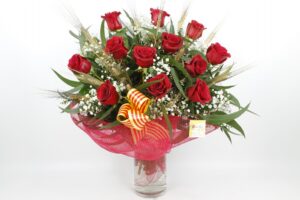 SANT JORDI Ram 12 roses tija extre 70cm amb Eucalipto, espigues, paniculata i llaç senyera