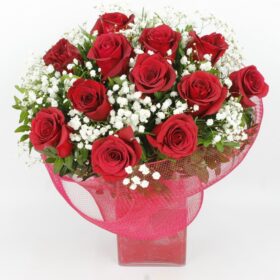 TE QUIERO Ramo de 12 rosas tallo medio, con paniculatas.