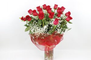 AFECTO Ramo de 18 rosas TALLO EXTRA 70cm. con paniculata blanca y eucalipto