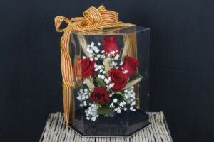SANT JORDI ESTOIG Exagonal amb 5 roses, espigues i paniculata (30cm alturax 22cm)