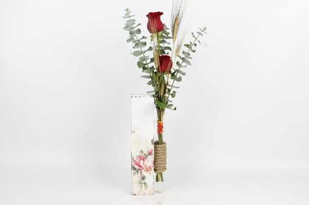 SANT JORDI FUSTA ROSES I TUBULAR de vidre amb 2 roses, espigues, eucalipto i paniculata