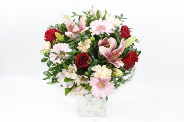 DELICADEZA Ramo con floraciones rosas y rosas rojas