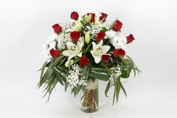 Ramo de una cara con rosas rojas, liliums blancos y floraciones blancas