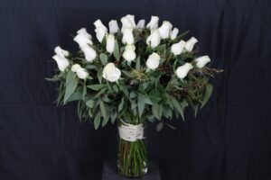 Ramo de condolencias de 25 rosas blancas de tallo largo