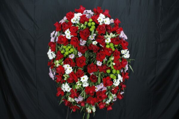 Corona de condolencias, posición vertical con rosas rojas y floraciones multicolores Nº3