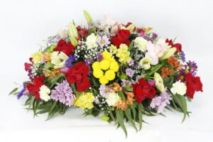 Centro de condolencias, floraciones multicolor con rosas