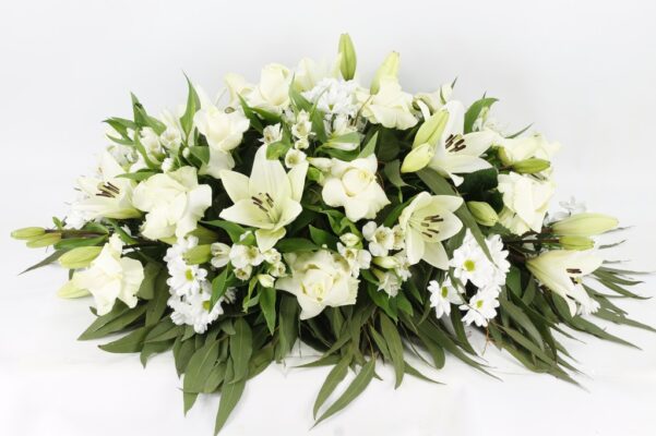 Centro de condolencias tonos blancos, rosas blancas.