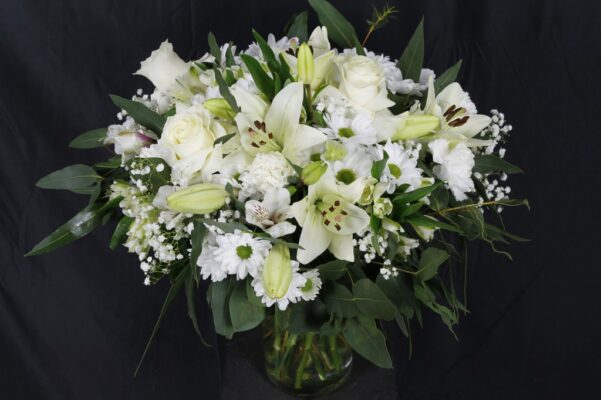 Ramo circular de condolencias en tonos blancos, con rosas blancas