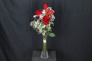SIEMPRE Jarrón violetero cristal 28cm con 3 rosas rojas de tallo largo y paniculata +  corazón de madera love