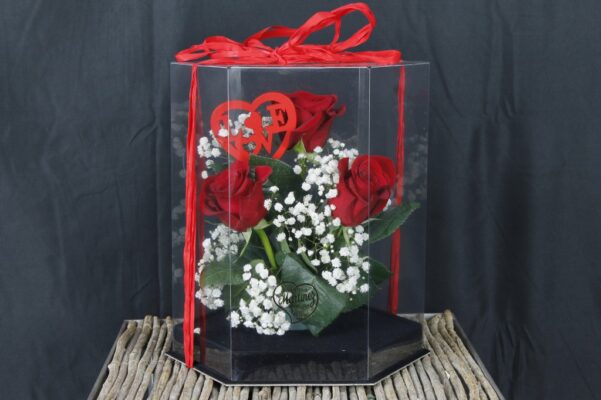 LOVE Estuche exagonal con 3 rosas rojas, paniculatas y corazón de madera love (30cm alturax 22cm)