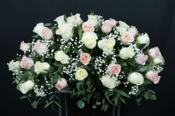 Centro de condolencias 40 rosas blancas y rosas