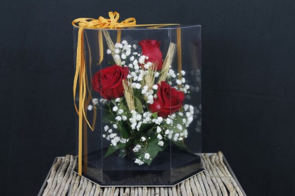 SANT JORDI ESTOIG Exagonal amb 3 roses, espigues i paniculata (30cm alturax 22cm)