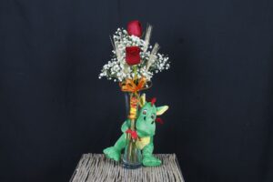 SANT JORDI VIOLETER vidre amb DRAC PELUIX PETIT  amb 2 roses, espigues i paniculata