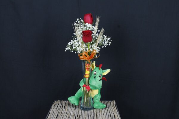 SANT JORDI VIOLETER vidre amb DRAC PELUIX PETIT  amb 2 roses, espigues i paniculata