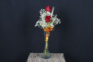 SANT JORDI VIOLETER de vidre amb 2 roses, espigues i paniculata