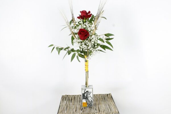 SANT JORDI FUSTA SANT JORDI I TUBULAR amb 2 roses, espigues, eucalipto i paniculata