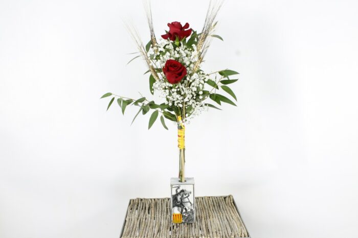 SANT JORDI FUSTA SANT JORDI I TUBULAR amb 2 roses, espigues, eucalipto i paniculata