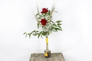 SANT JORDI FUSTA COR I TUBULAR de vidre amb 2 roses espigues, eucalipto i paniculata